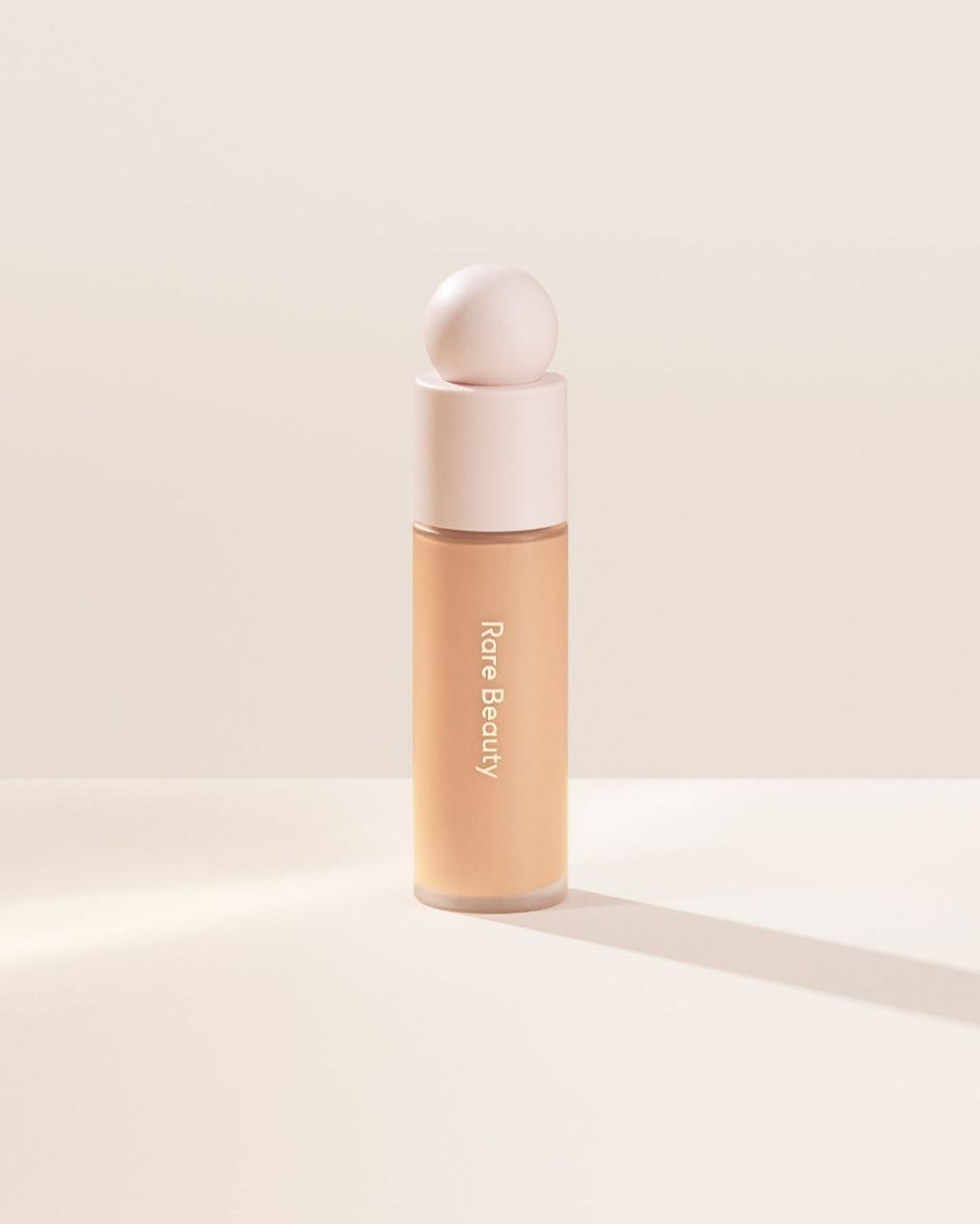 کرمپودر Rare Beauty | پوشش طبیعی و سبک رنگ w180 با جلوه مات