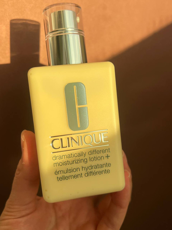 لوشن مرطوبکننده و آبرسان دراماتیکالی کلینیک ۲۰۰ میل مخصوص پوست خشک